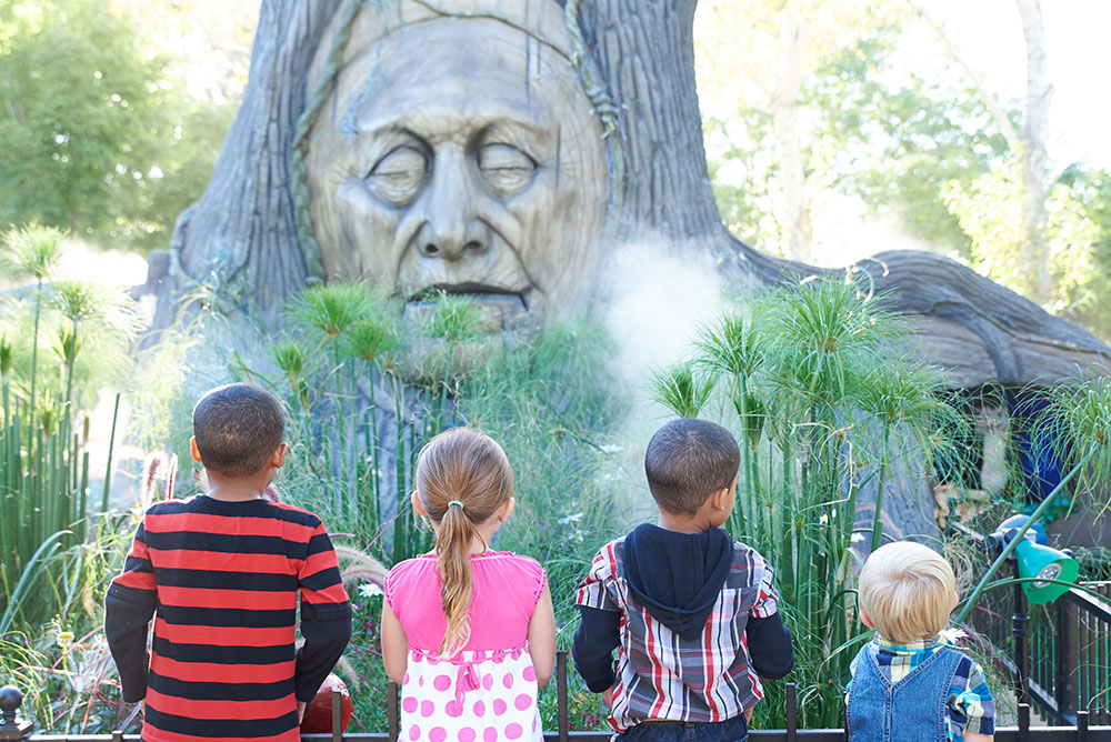 young children looking at the tree